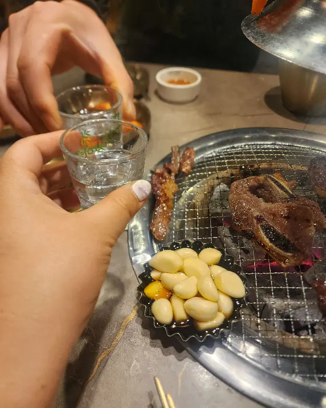 술잔을 부딪히며 즐거운 시간을 보내는 모습