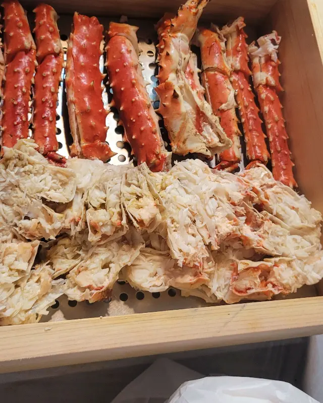 나무 상자에 담겨 나온 대게