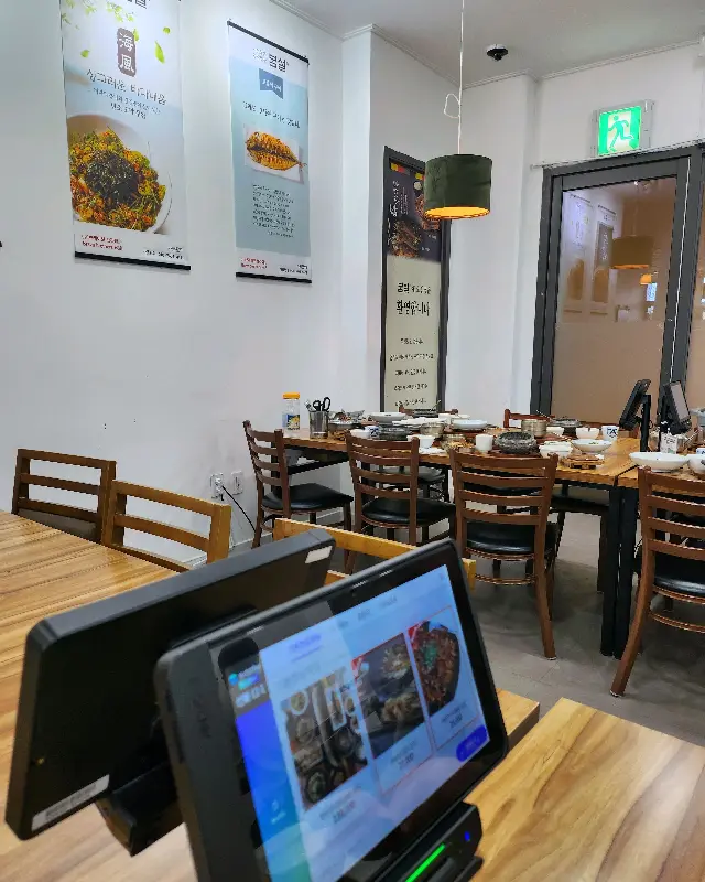 넓고 쾌적한 식당 내부