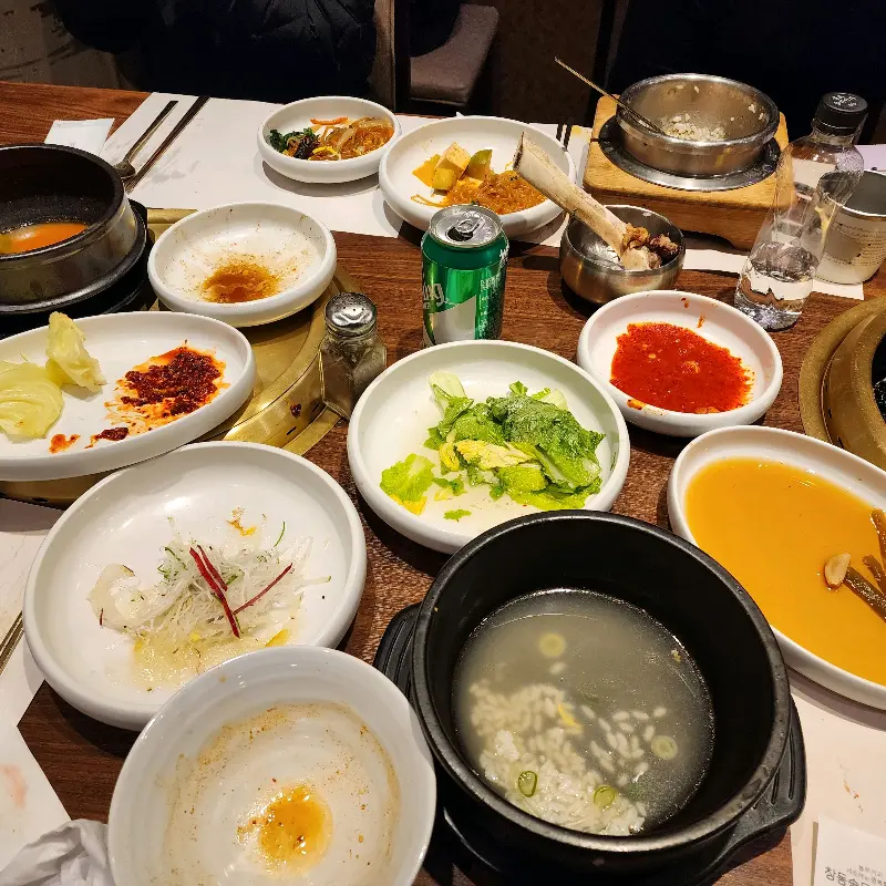 푸짐하게 차려진 테이블