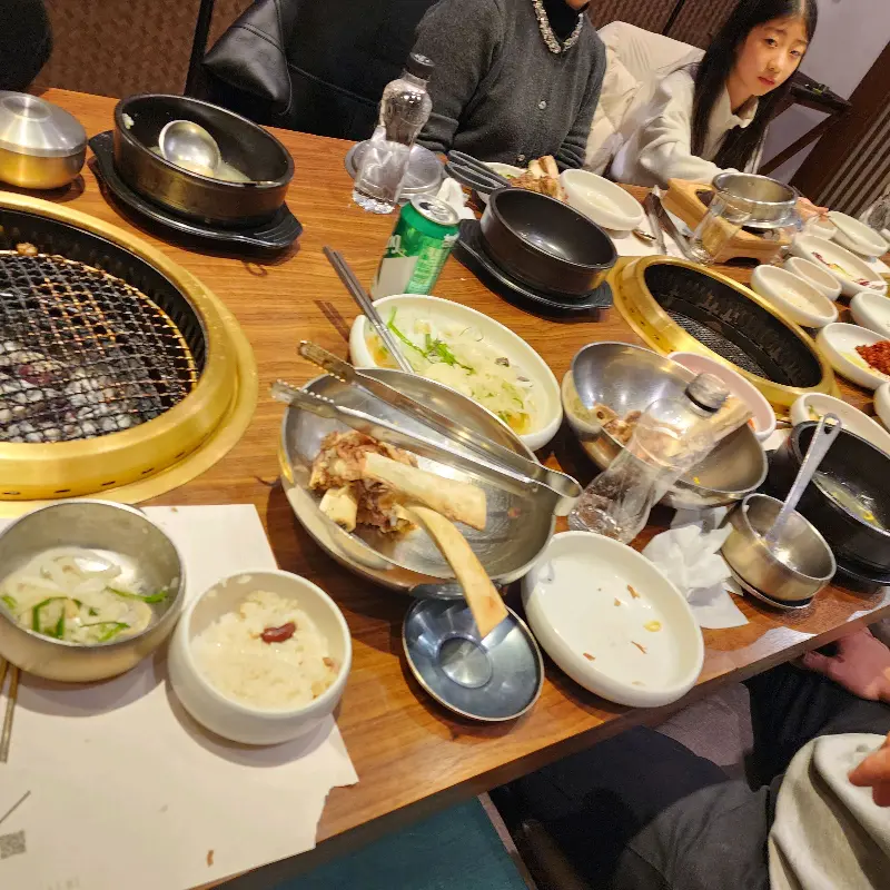 식사를 즐기는 사람들