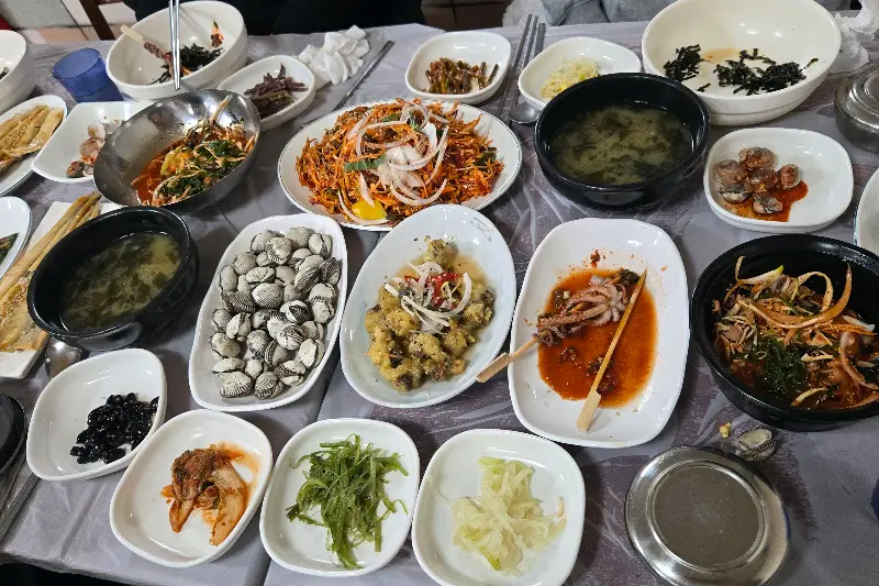 푸짐하게 차려진 꼬막 정식 한 상 차림
