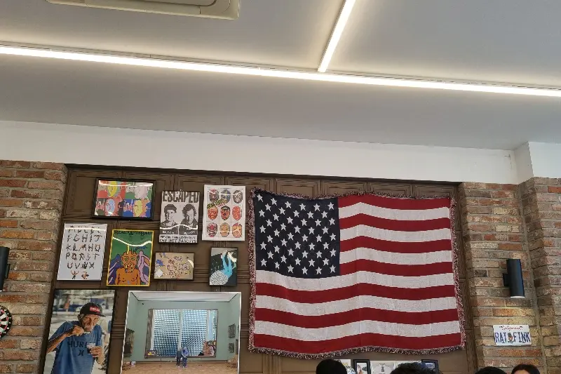 미국 국기와 다양한 그림들이 걸린 벽면