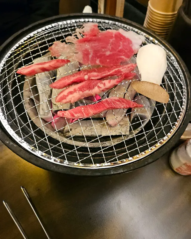 화로 위에서 구워지는 야끼니꾸