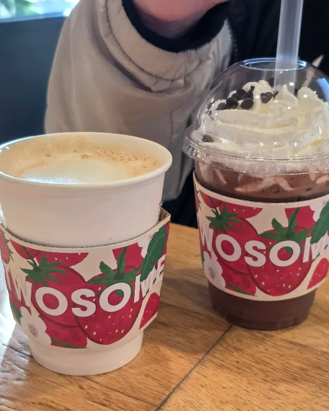 투썸플레이스 라떼와 음료 사진