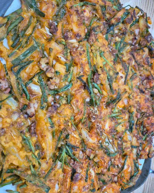 노릇하게 구워진 부추전