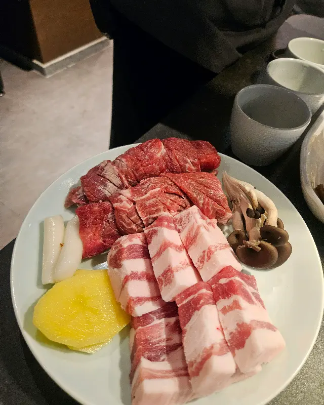 다채로운 밑반찬과 고기 한 상