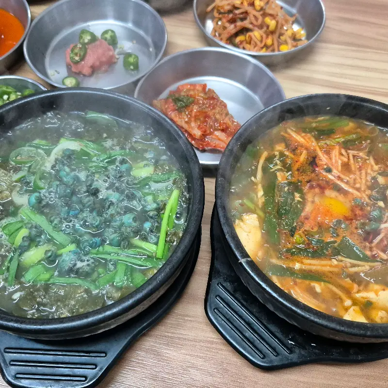 다슬기 해장국과 순두부찌개, 정갈한 밑반찬