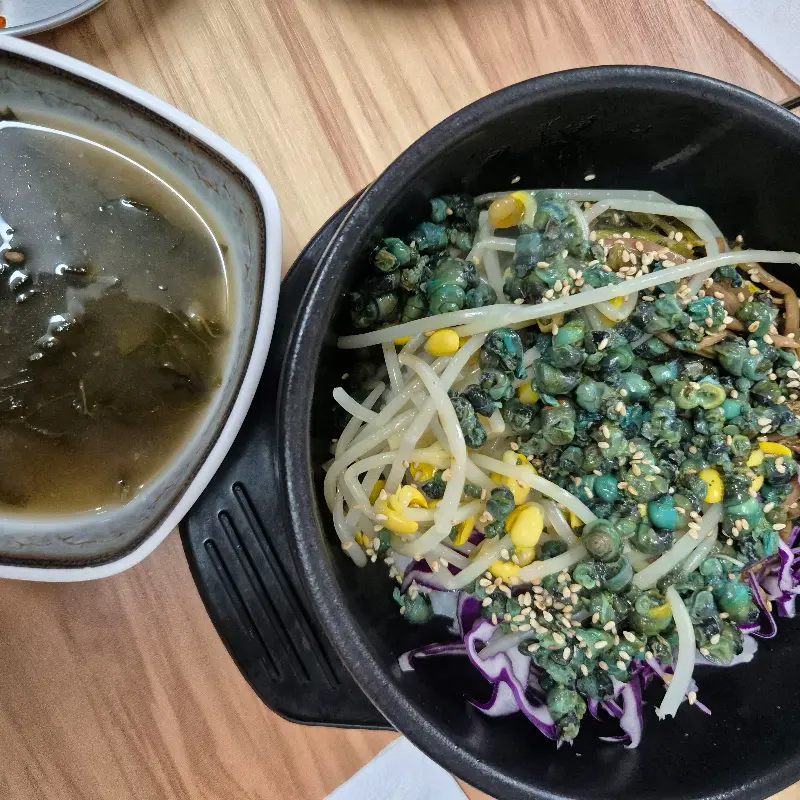 다슬기가 듬뿍 들어간 다슬기 비빔밥