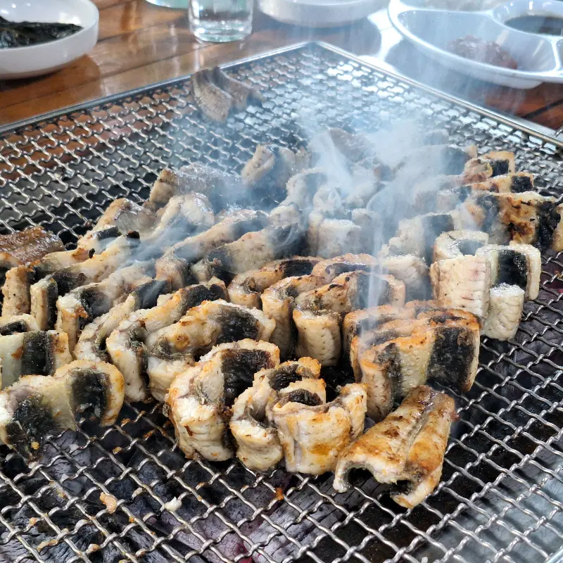 먹기 좋게 잘린 장어구이