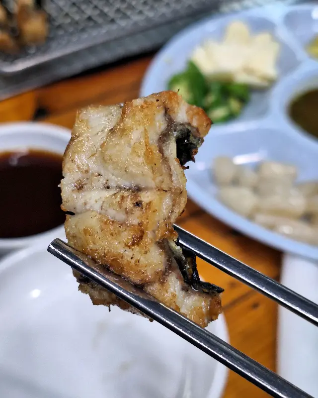 젓가락으로 집어 올린 장어 한 점