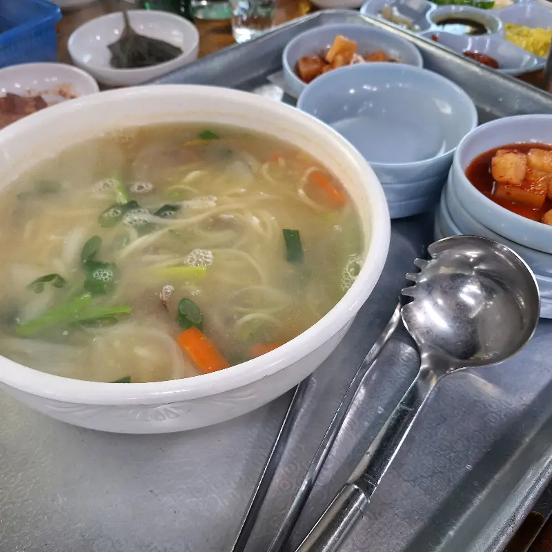 뚝배기에 담겨 보글보글 끓고 있는 장어탕