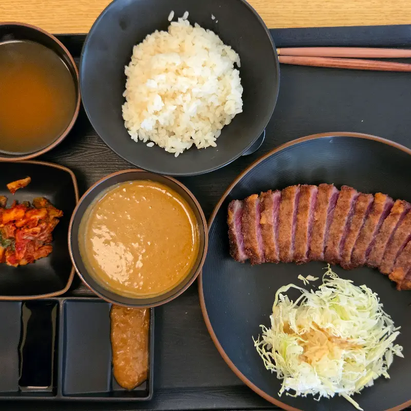 깔끔하게 정돈된 규카츠정의 한 상 차림