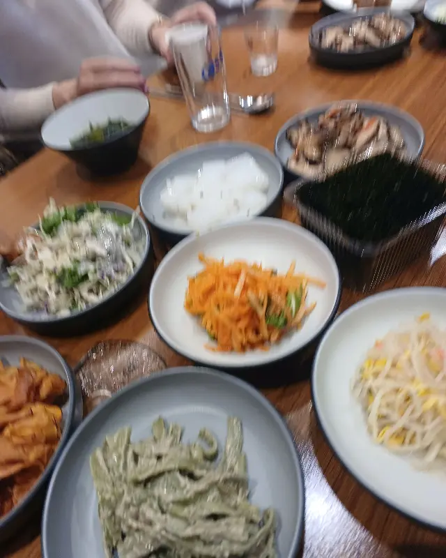 다양한 밑반찬이 정갈하게 담겨 나온 모습