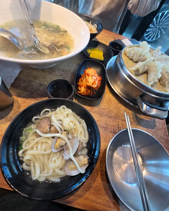 해물바지락칼국수와 곁들임 메뉴