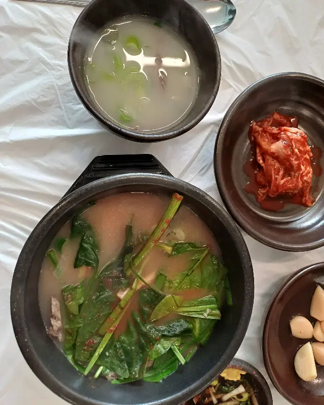 곰탕에 시금치가 듬뿍 들어간 모습