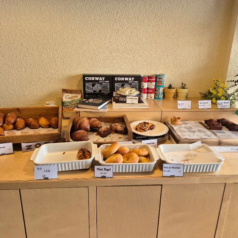 다양한 빵이 진열된 모습