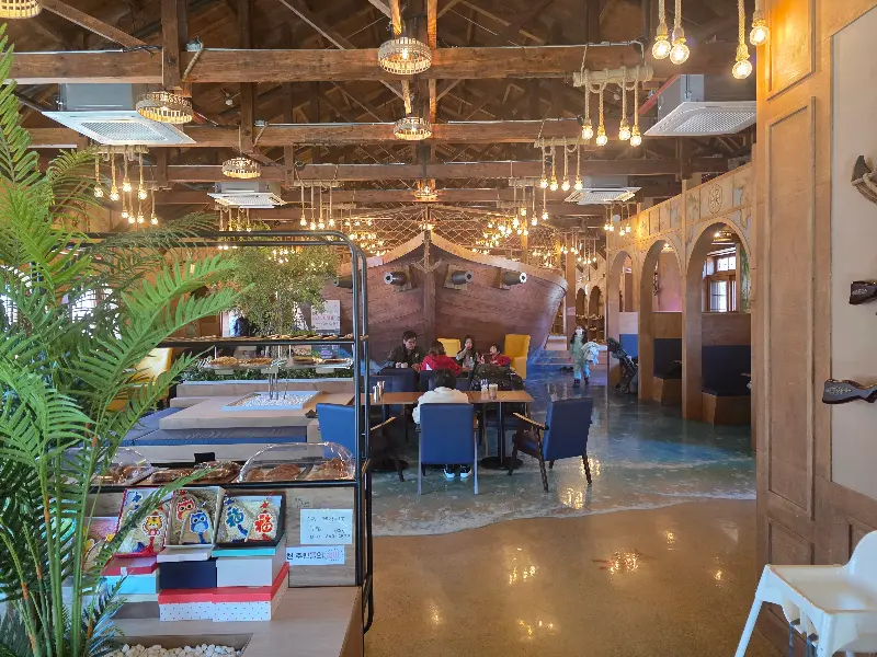 카페 내부 전경