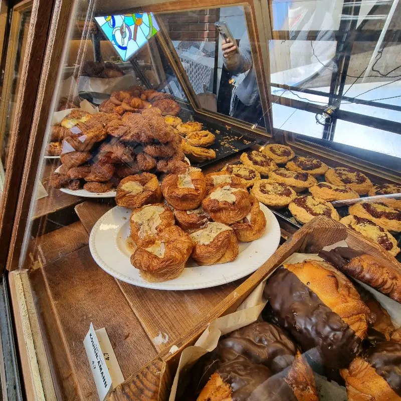 다양한 종류의 빵이 진열된 쇼케이스