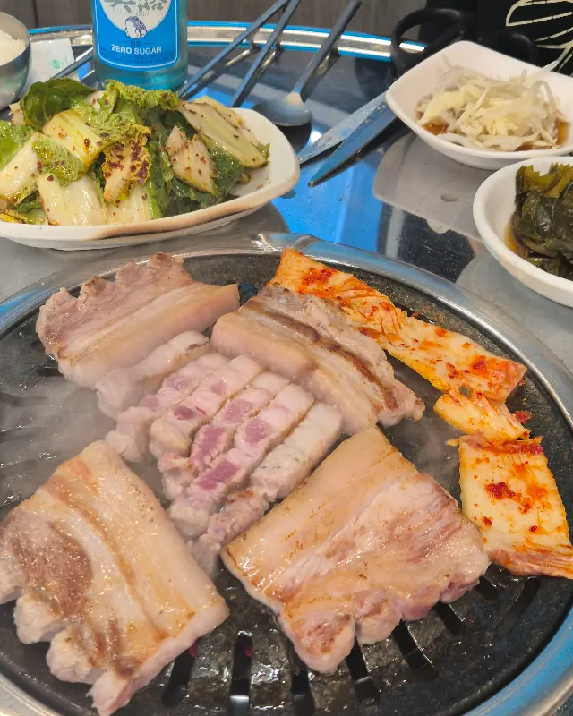 잘 구워진 삼겹살과 김치