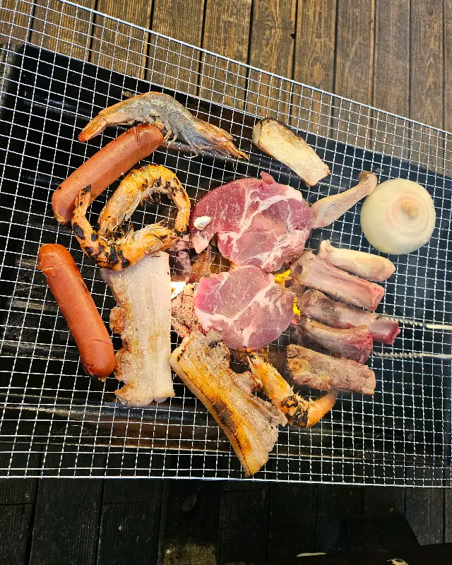 숯불 위에서 맛있게 익어가는 바베큐