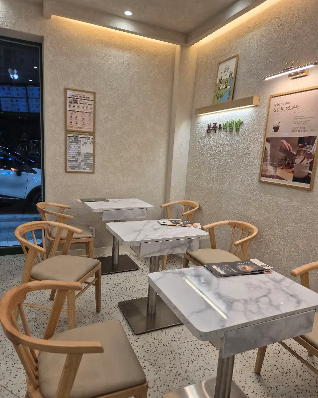 밝고 깨끗한 분위기의 본죽&비빔밥 주례점
