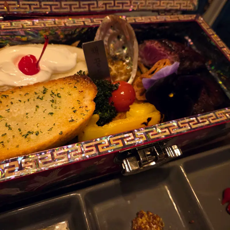 보석함에 담겨져 나온 스테이크의 모습