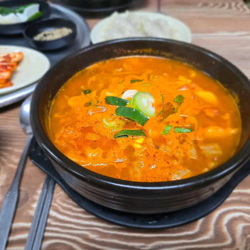 보글보글 끓는 돼지곱창해장국