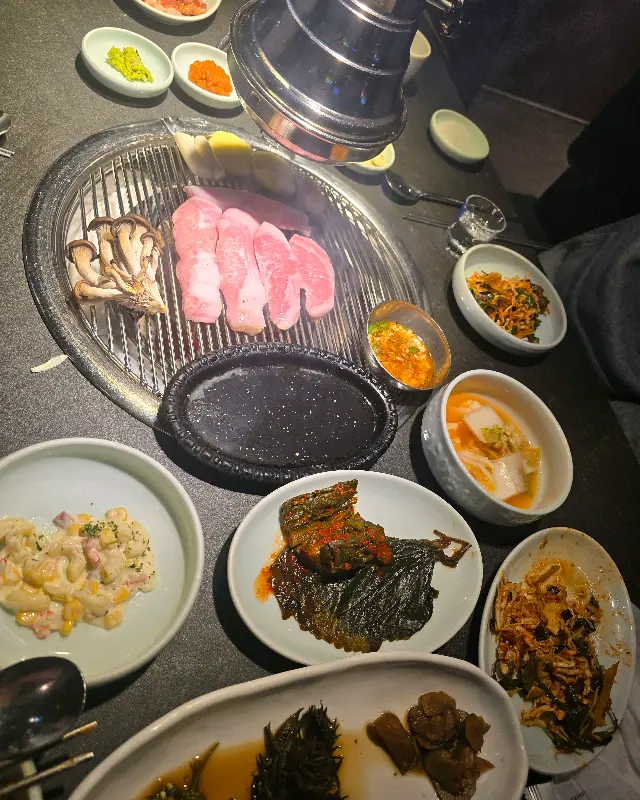 숯불 위에서 익어가는 돼지갈비