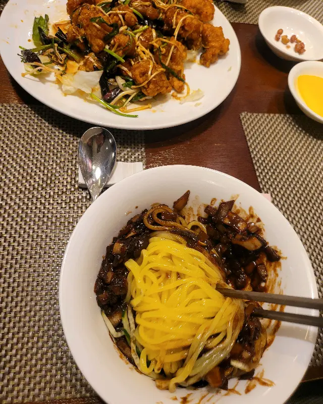 윤기가 흐르는 짜장면