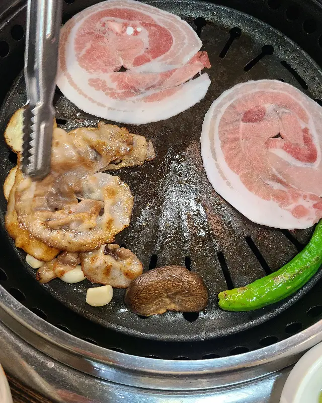 불판 위에서 익어가는 돼지고기