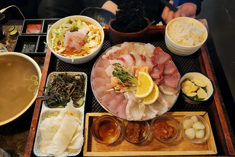 다채로운 곁들임과 함께 즐기는 회 한 상