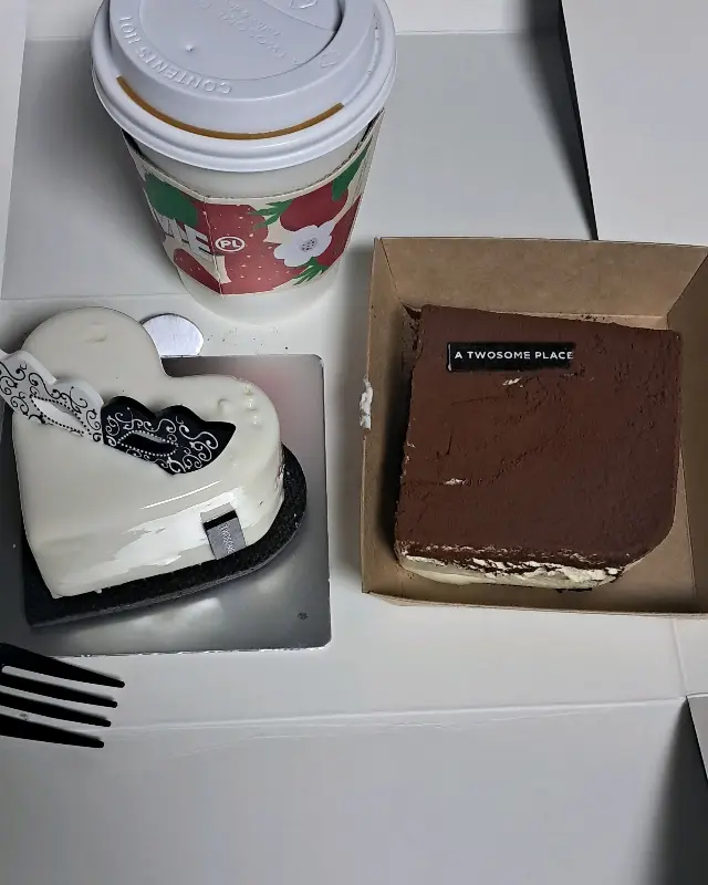 투썸플레이스 케이크와 커피 사진