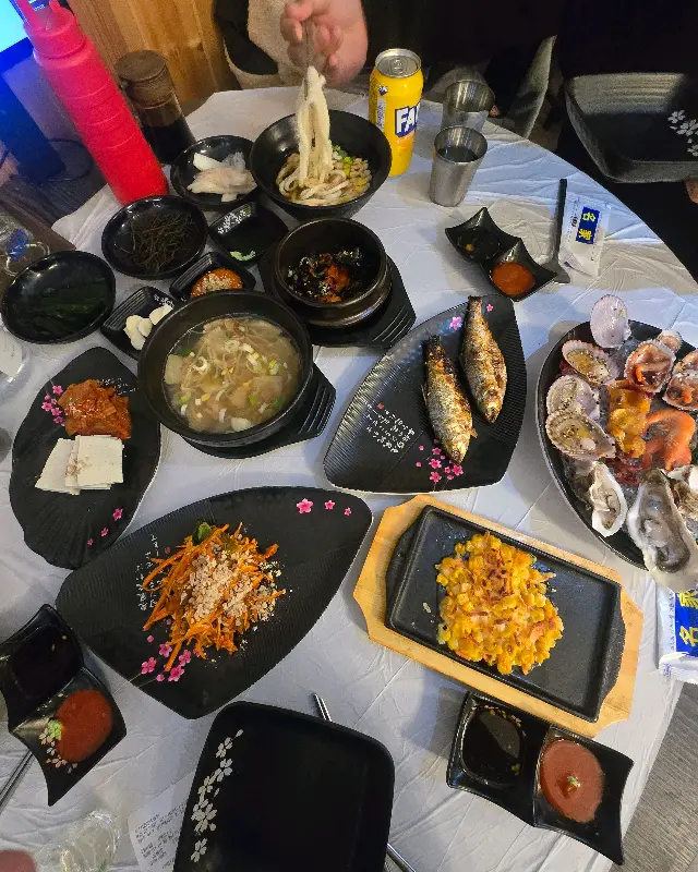 테이블 가득 차려진 스끼다시, 메인 메뉴 못지않은 퀄리티