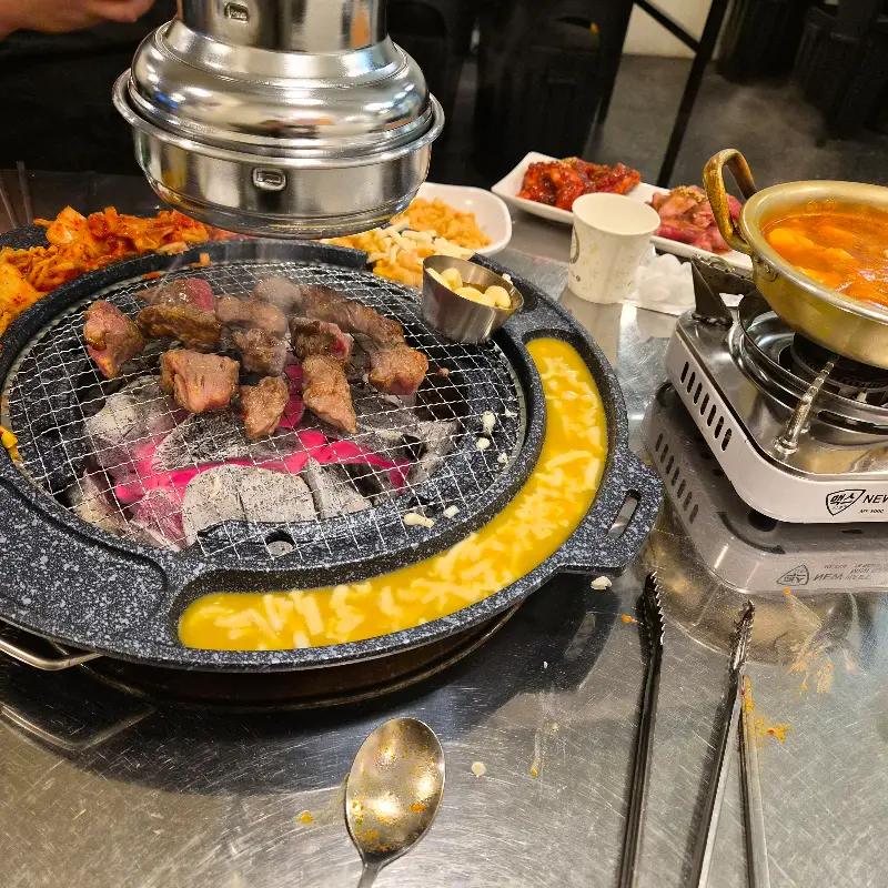 숯불 위에서 구워지는 돼지갈비와 소갈비살