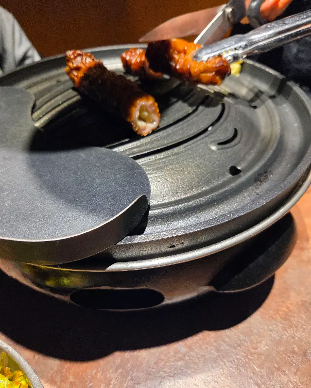 막창을 자르는 모습