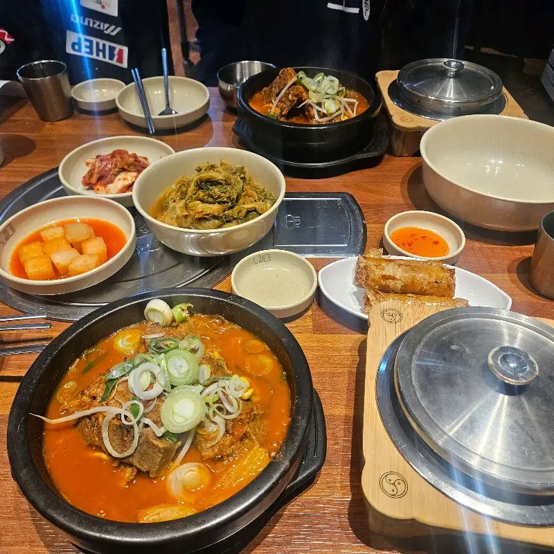 테이블 가득 차려진 감자탕 한 상 차림