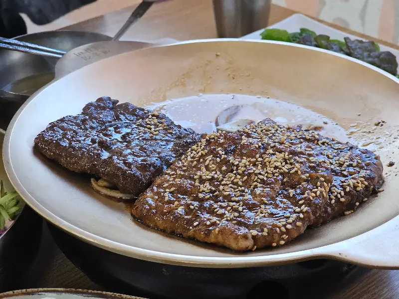 윤기가 흐르는 떡갈비