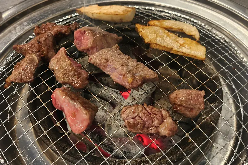 숯불 위에 구워지는 소갈비살