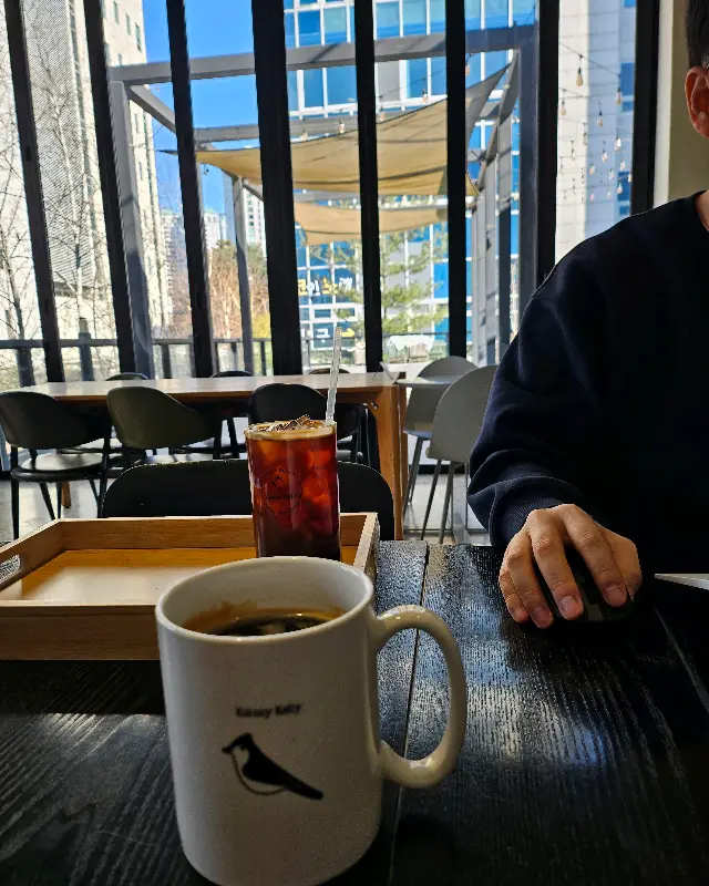 채광 좋은 창가 좌석