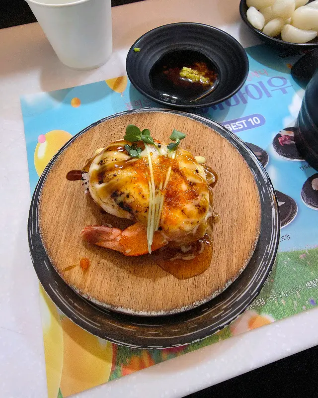 테이블 위 초밥과 곁들임