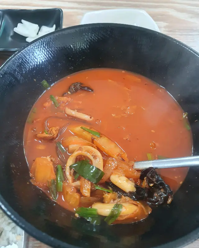 푸짐한 해산물이 들어간 짬뽕