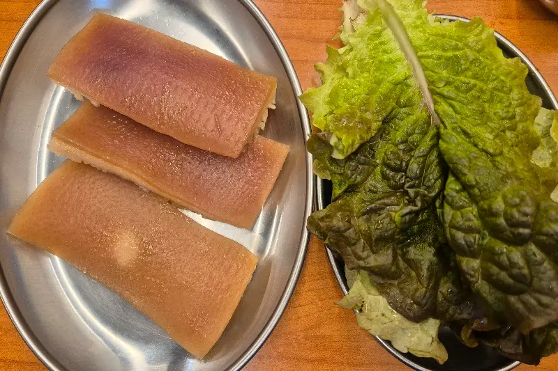 싱싱한 쌈 채소와 껍데기