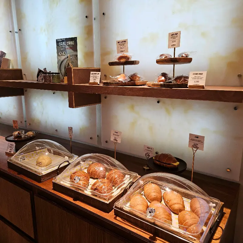 다양한 빵이 진열된 모습