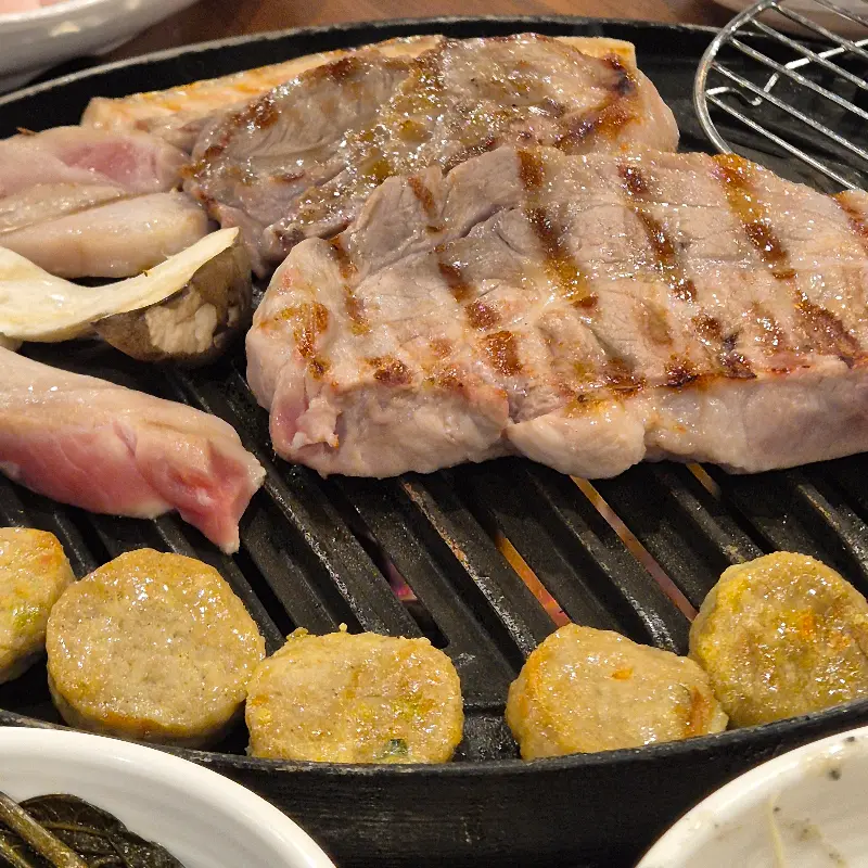 불판 위의 고기와 버섯