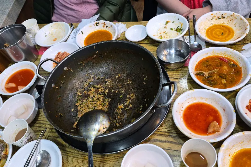 깨끗하게 비워진 냄비와 그릇들