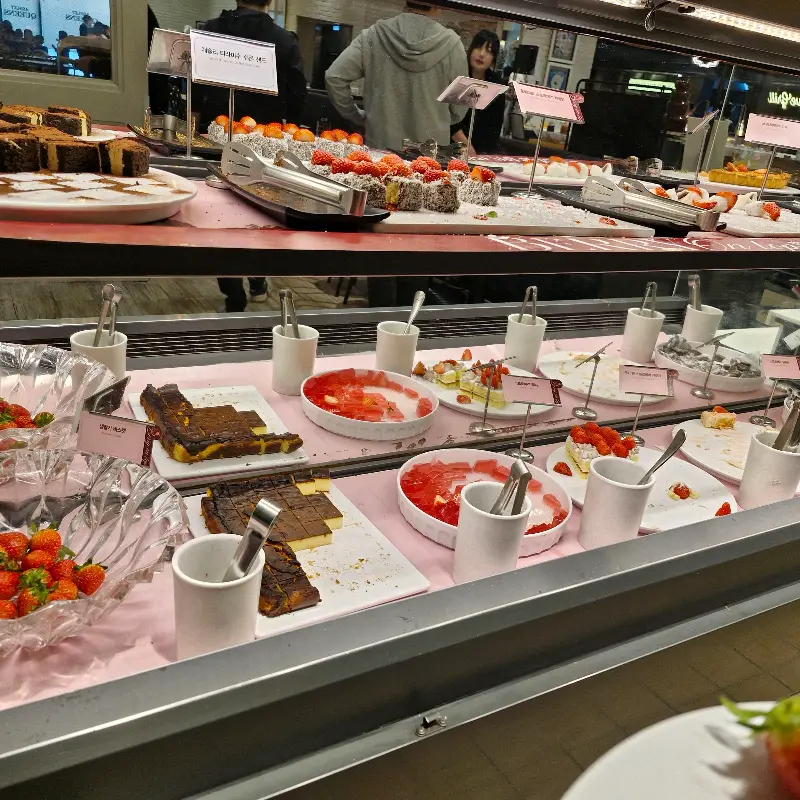 다양한 종류의 스시와 롤이 준비된 스시 코너