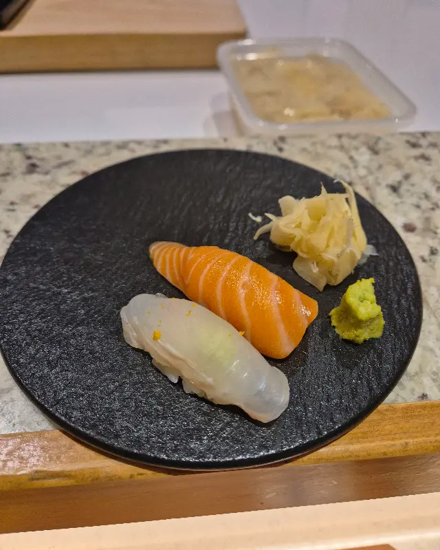 싱싱한 연어와 흰살 생선 초밥