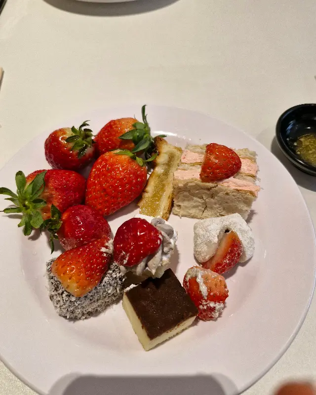 딸기 케이크와 딸기 아이스크림으로 마무리