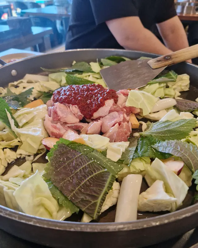 신선한 야채와 닭고기가 푸짐하게 담긴 닭갈비
